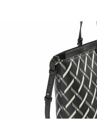 Borsa nera realizzata in materiale testurizzato, con un motivo geometrico argentato, manici corti e un compartimento con zip.