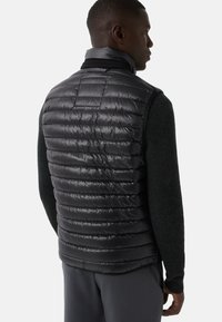Zwarte donzen bodywarmer met een doorgestikt ontwerp, voorzien van een hoge kraag en een glanzende textuur. De doorgestikte vlakken zorgen voor een gestructureerde uitstraling.