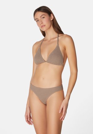 Braunes, geripptes Bikini-Set mit triangularem Oberteil und verstellbaren Trägern sowie passendem, niedrig geschnittenem Höschen. Strukturierter Stoff mit minimaler Bedeckung.