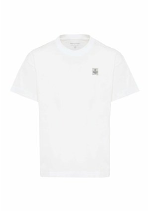 T-shirt bianca a maniche corte con scollo a girocollo e una piccola toppa con logo quadrato sul petto a sinistra.