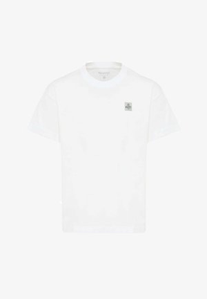 T-shirt bianca a maniche corte con scollo a girocollo e una piccola toppa con logo quadrato sul petto a sinistra.