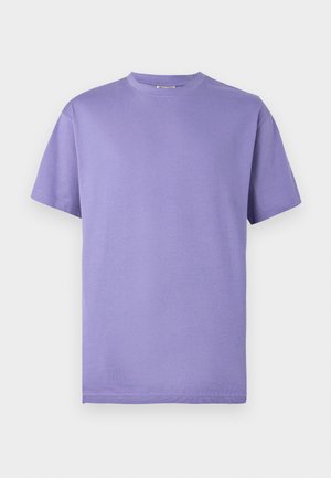 T-shirt a maniche corte color lavanda tenue con scollo rotondo, dal design semplice e sobrio, con cuciture visibili su scollo e maniche.