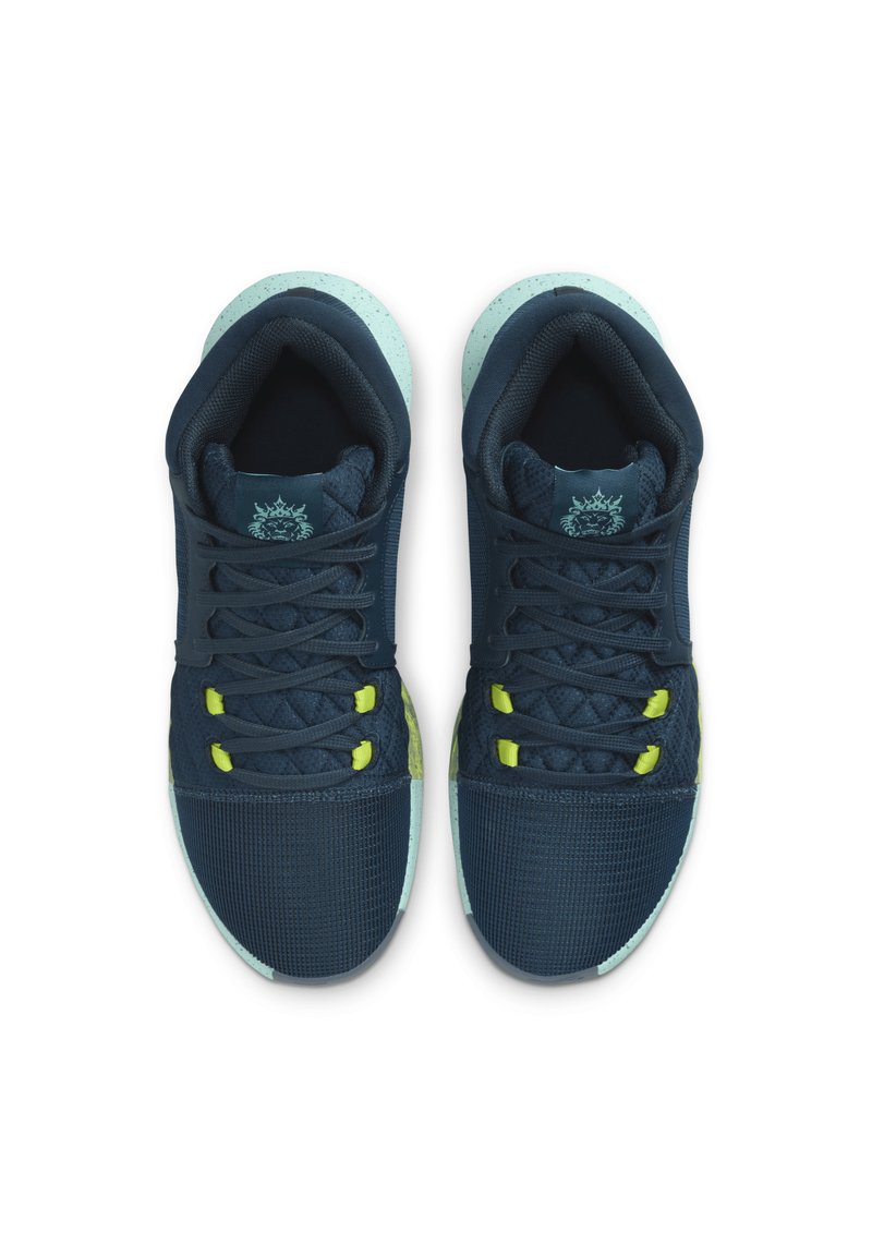 Marineblaue Sport Schuhe mit einem Obermaterial aus Mesh, strukturiertem Zehenkappe, limonengrünen Akzenten und einer hellblauen gefleckten Sohle, ausgestattet mit einem Standard-Schnürsystem.