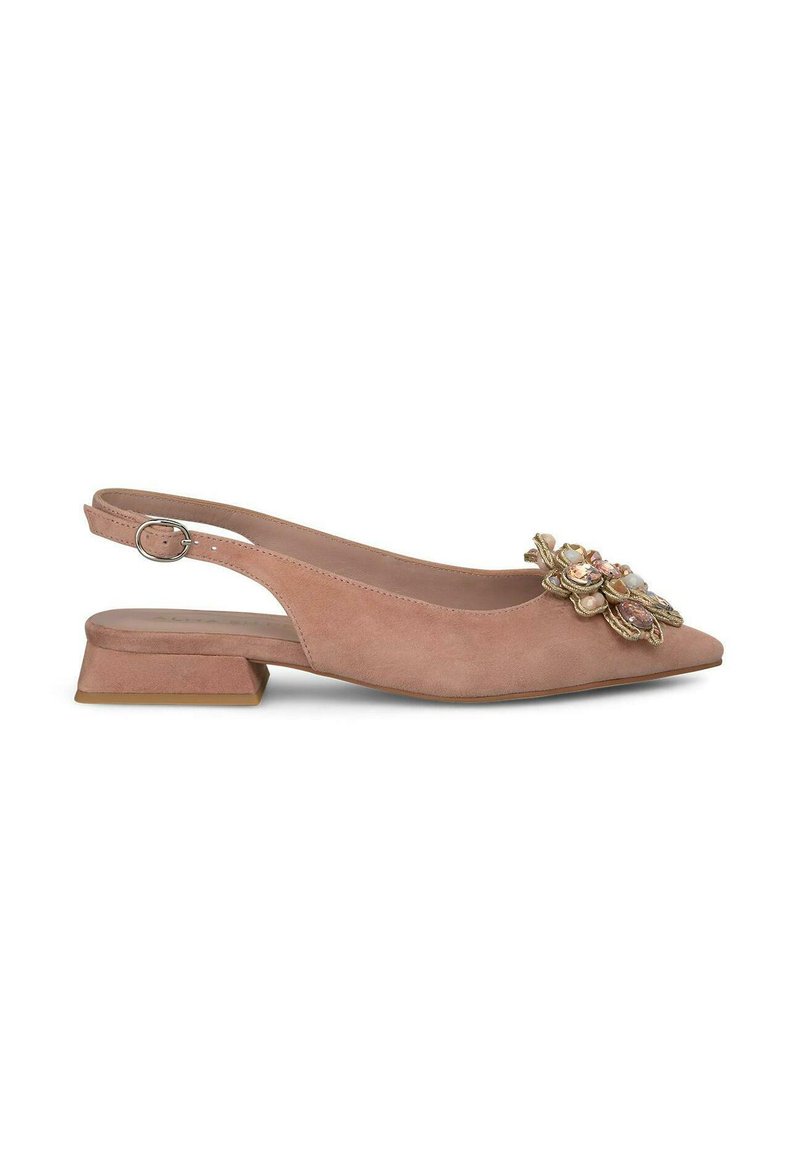 Roze suede slingback schoen met een lage blokhak, pointed toe en bloemversiering met parels en gouden accenten op de bovenkant.