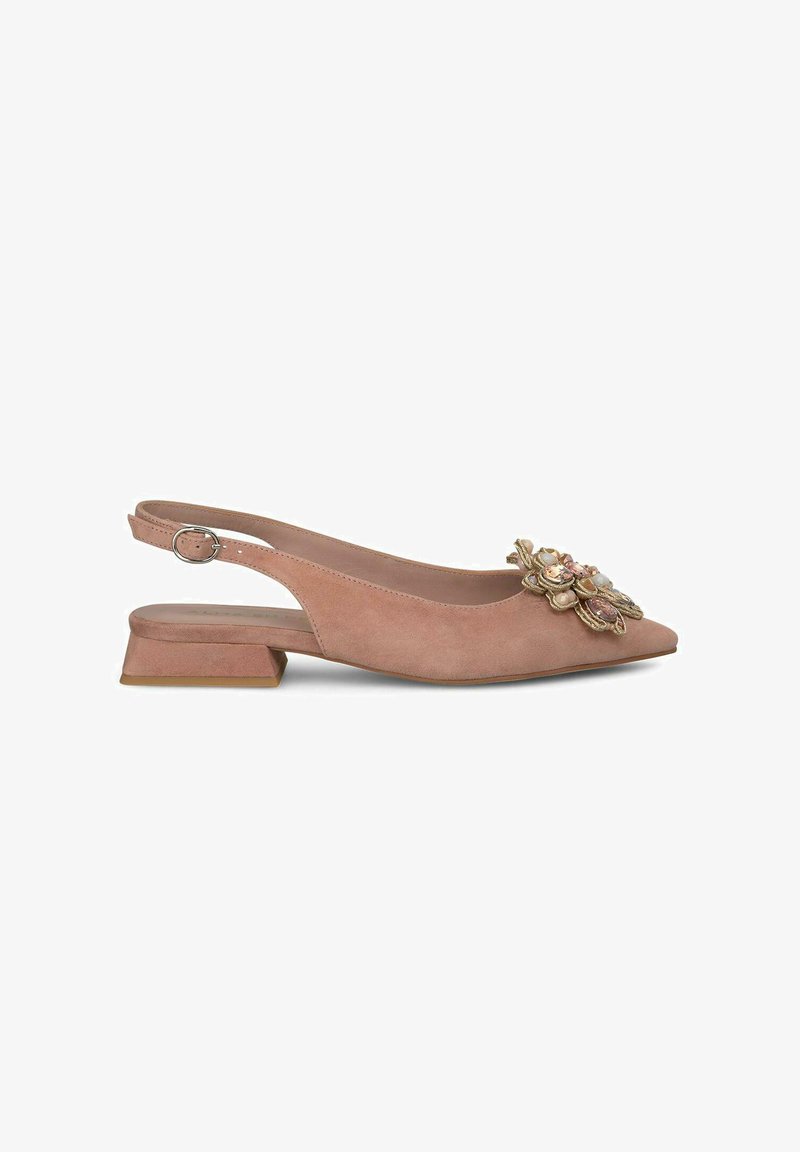 Chaussure slingback en velours rose avec un petit talon carré, un bout pointu et des embellissements floraux comportant des perles et des accents dorés sur le dessus.