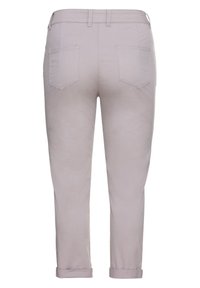 Pantalons gris clair, coupe fuselée, avec une ceinture dotée de passants, des ourlets retroussés et deux poches plaquées au dos. Texture lisse.