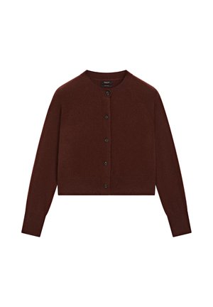 Bordeauxfärgad kort cardigan tillverkad av mjukt material. Har rund halsringning, långa ärmar och sex svarta knappar framtill.