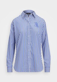 Blauw-witte gestreepte overhemden met lange mouwen, een puntige kraag en een geborduurd logo op de borst. Gladde stof textuur.