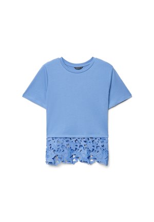 Hellblaues Kurzarm-Oberteil mit rundem Ausschnitt und floraler Spitzenkante, die unter dem einfarbigen Stoff hervorsteht.