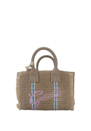 Borsa intrecciata beige con due manici, bordi sfrangiati, strisce verticali blu e bianche e "Gaelle Paris" ricamato in rosa sul davanti.
