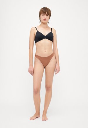 Crni v-izrez bralet i smeđi bikini donji dio s visokim strukom izrađeni od glatkog materijala. Bralet ima tanke trakice i besprijekoran dizajn.