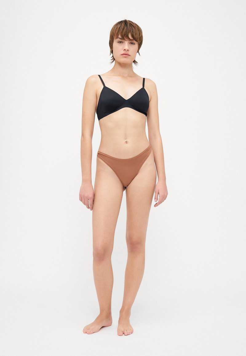 Zwarte v-hals bralette en een bruine high-waisted bikini onderkant gemaakt van gladde stof. De bralette heeft dunne bandjes en een naadloos ontwerp.