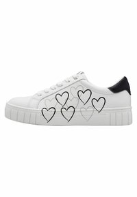 Baskets blanches avec des accents noirs, dotées d'un upper en cuir lisse et d'une semelle en caoutchouc texturé, ornées de plusieurs contours de cœur sur le côté.