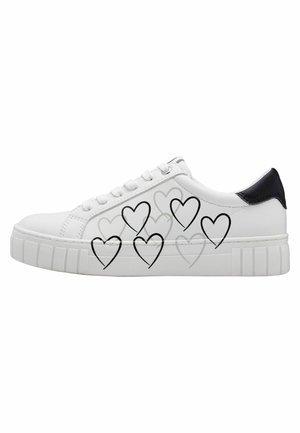 Sneaker bianca con accenti neri, dotata di una tomaia in pelle liscia e suola in gomma testurizzata, decorata con numerosi contorni a forma di cuore sui lati.