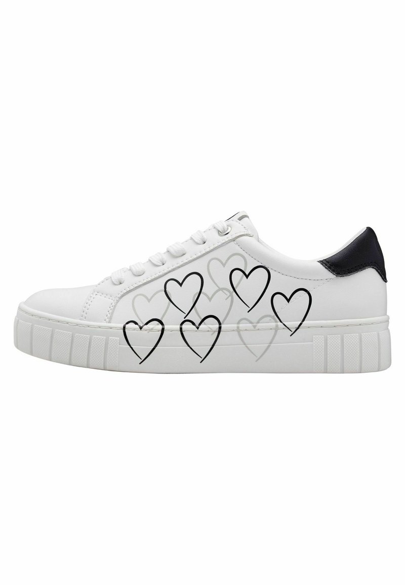 Baskets blanches avec des accents noirs, dotées d'un upper en cuir lisse et d'une semelle en caoutchouc texturé, ornées de plusieurs contours de cœur sur le côté.