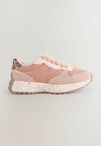 Jasnoróżowe sneakersy z teksturowaną cholewką, plamkowaną białą podeszwą i akcentem w panterkę na pięcie. Elastyczny fason ułatwiający zakładanie.