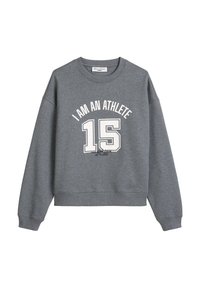 Szary sweatshirt z okrągłym dekoltem, z białym napisem "JESTEM SPORTOWCEM" oraz liczbą "15" nadrukowanymi z przodu. Wykonany z materiału mieszanki bawełny.