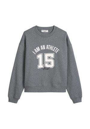 Grauer Sweater mit Rundhalsausschnitt, auf der Vorderseite mit dem weißen Text "ICH BIN EIN ATHLET" und der Zahl "15" bedruckt. Aus Baumwollmischung.
