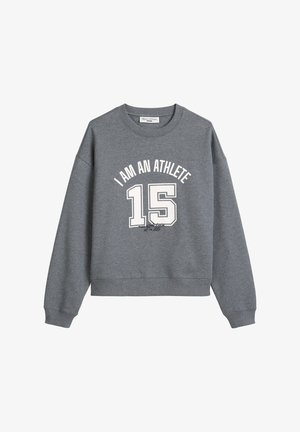 Szary sweatshirt z okrągłym dekoltem, z białym napisem "JESTEM SPORTOWCEM" oraz liczbą "15" nadrukowanymi z przodu. Wykonany z materiału mieszanki bawełny.