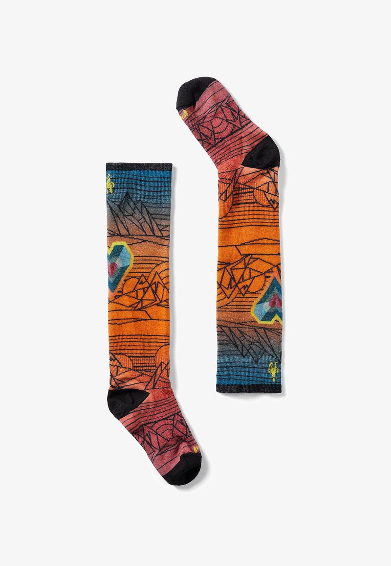 Knielange Socken mit einem bunten Berg- und Herzdesign in Orange, Blau und Schwarz, mit gestreiftem Muster und gelbem Logodetail.