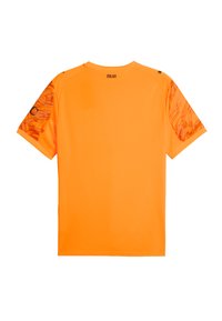 Camicia a maniche corte di un vivace arancione con tessuto liscio. Le maniche presentano motivi astratti in diverse tonalità di arancione e rosso. "MILANO" stampato sul retro.