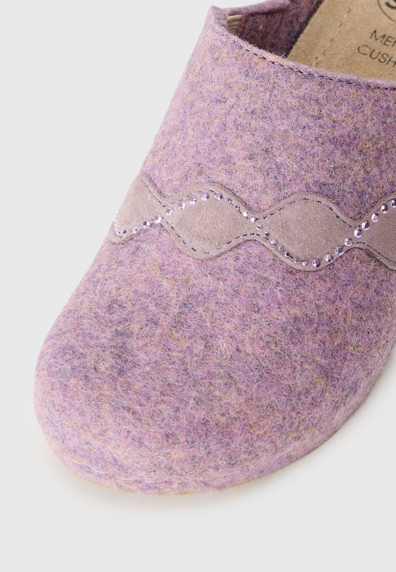 Lila Filzschlappe mit weichem Textur, runder Zehenkappe und einem dekorativen grauen Band mit aufgebrachten Strasssteinen entlang eines wellenförmigen Designs.