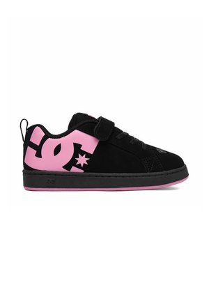 Baskets basses noires et roses avec un grand logo rose sur le côté, bride Velcro, lacets noirs et bordure rose de la semelle sur fond blanc.