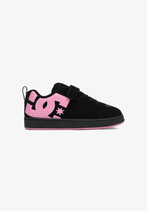 Sneaker bassa nera e rosa con grande logo rosa sul lato, strap in velcro, lacci neri e bordo rosa della suola su sfondo bianco.