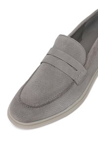 Šedé semišové loafery s perforovanou texturou, s jedním popruhem přes přední část a měkkou gumovou podrážkou pro lepší přilnavost.
