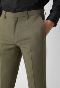 HUGO ARTI HESTEN - Kostiumas - dark beige