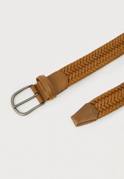 Ταμπά πλεκτή δερμάτινη ζώνη με ασημένια μεταλλική αγκράφα και ραμμένη δερμάτινη άκρη σε λευκό φόντο.