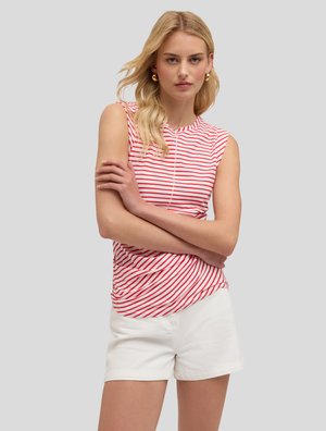 Rood-witte gestreepte mouwloze top met ronde hals, gecombineerd met witte shorts; casual ontwerp, zachte stof en subtiele ruchingdetails.