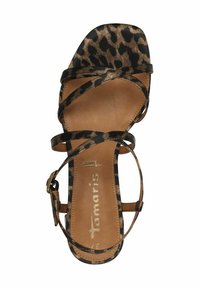 Sandal in stampa leopardata con sottili cinturini neri, design con punta aperta e soletta in brown leggermente imbottita. Presenta una cinghia alla caviglia con fibbia.