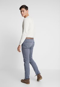 TOM TAILOR DENIM STRUCTURED - Pantalones chinos - blue