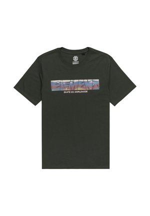 Ciemnozielona koszulka bawełniana z prostokątną grafiką z tekstem "ELEMENT" oraz "SKATE CO. WORLDWIDE" na białym tle, nawiązująca do kolorystyki zachodu słońca.