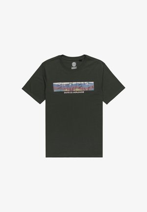 Tmavohnedé bavlnené tričko s obdĺžnikovou grafikou, na ktorej je biely nápis "ELEMENT" a "SKATE CO. WORLDWIDE", evokujúce farebnú paletu západu slnka.