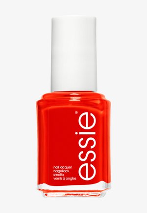 Flacon de vernis à ongles rouge-orange avec bouchon blanc et nom de la marque Essie sur un récipient en verre transparent.