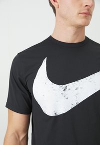 Nike Performance HYVERSE - T-Shirt sport - black/white
