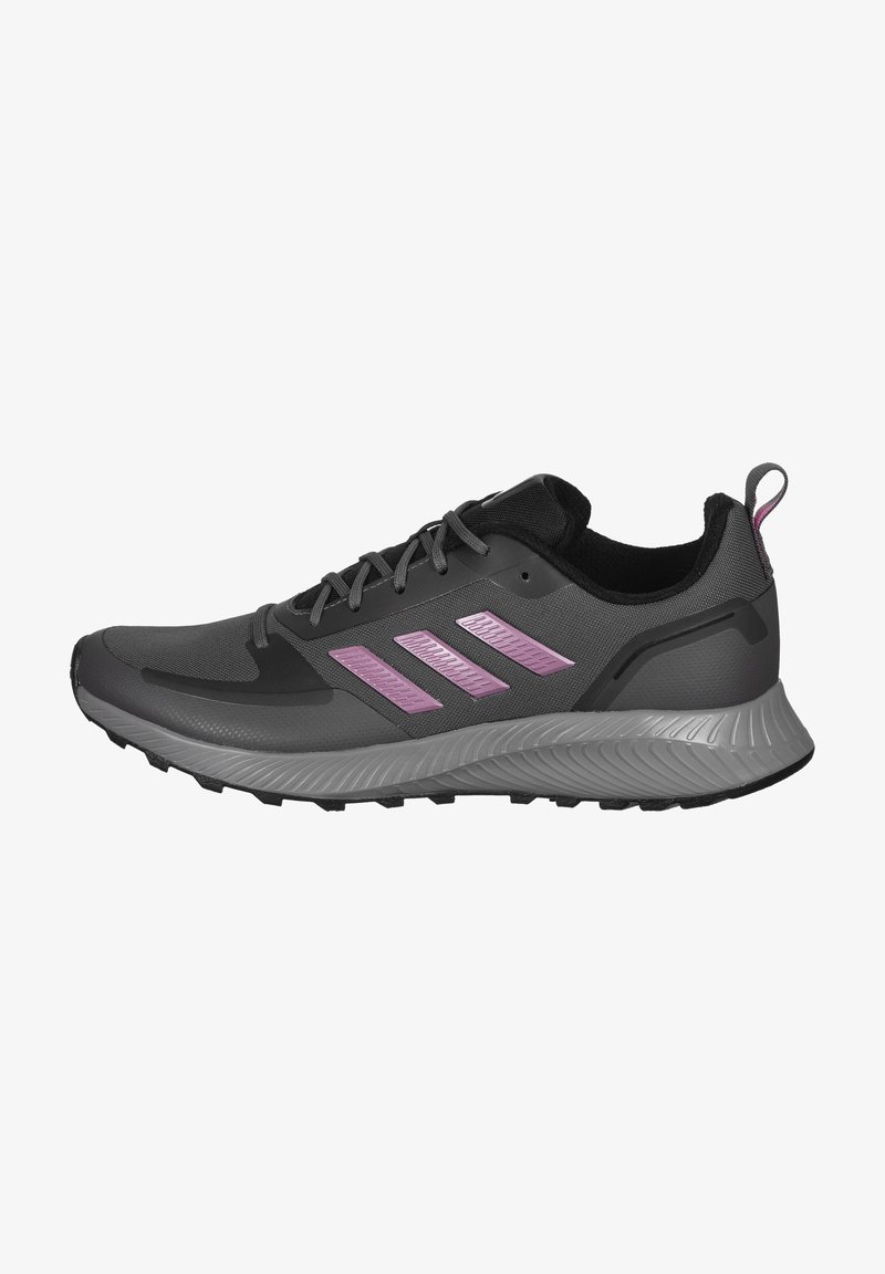 Chaussure de course grise et noire avec logo rose à trois bandes, design à lacets, semelle amortissante et languette au talon.