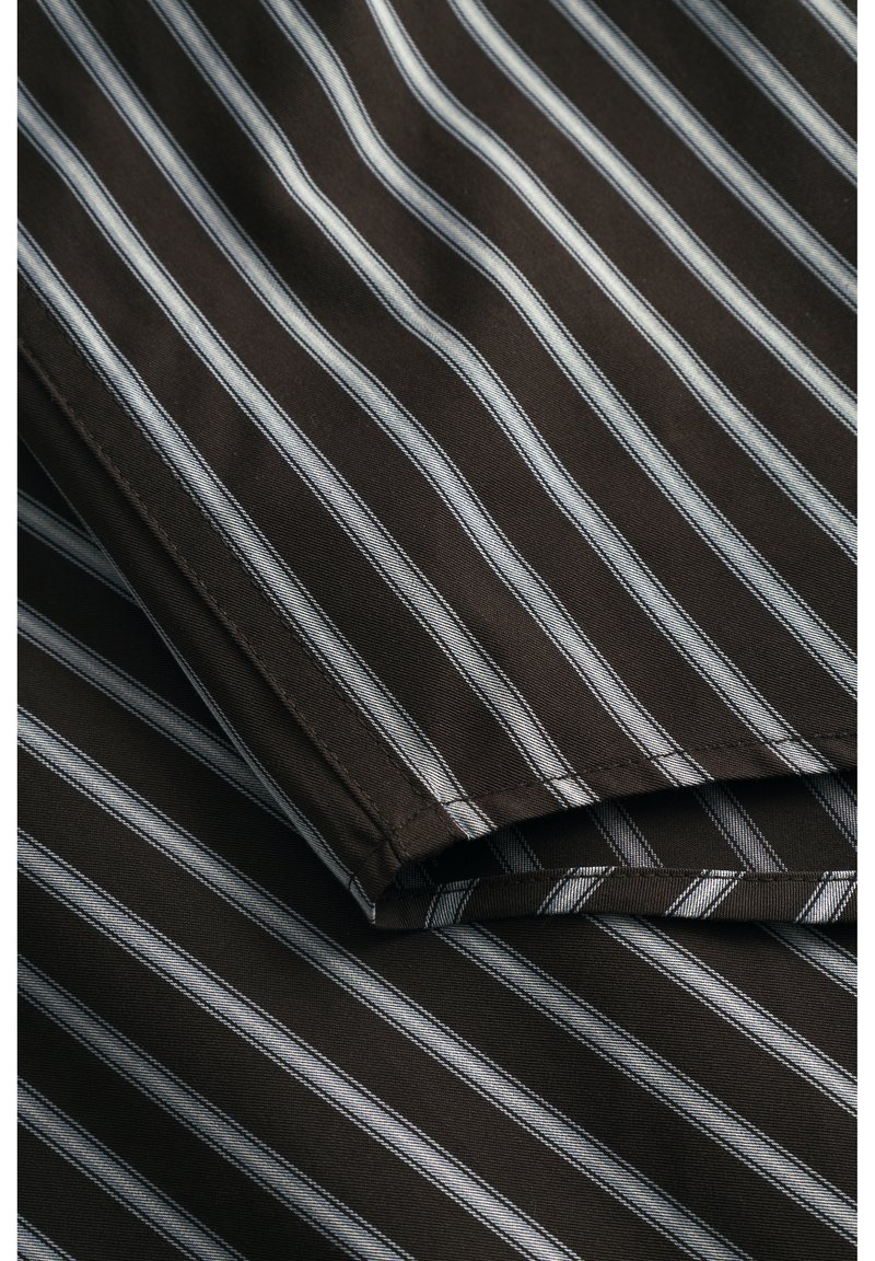 Tissu marron foncé avec de fines rayures verticales bleues et blanches. Texture lisse ; couture visible le long des bords. Convient pour des vêtements formels.