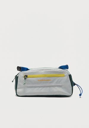 Ανοιχτό γκρι τσάντα μέσης με κίτρινη τσέπη με φερμουάρ, μπλε ρυθμιζόμενο ιμάντα και πορτοκαλί λογότυπο «Peak Performance» στο μπροστινό μέρος.