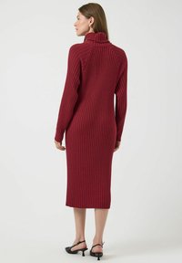 YAS MAVI - Pletené šaty - tibetan red