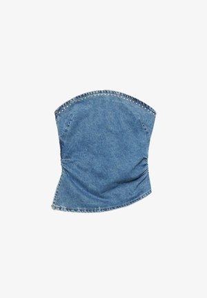 Denimowy top typu bustier o zaokrąglonym kształcie, jasnoniebieskim kolorze, marszczonym wykończeniu i dekoracyjnym przeszyciu przy dekolcie.