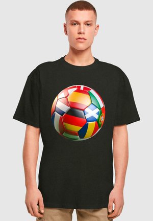 Sort t-shirt med et farverigt fodboldgrafik, der har forskellige nationale flag, rund form, glansfulde teksturer og levende farver.