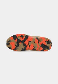 Talpa de încălțăminte cu un design robust, având un model camuflaj în nuanțe de negru, portocaliu și bej. Suprafață texturată pentru aderență.