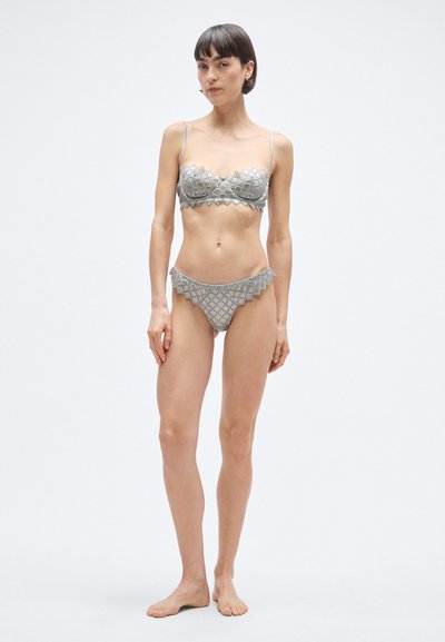 Sivi čipkasti bikini set s prošivenim uzorkom, valovitim rubovima i tankim trakama. Grudnjak ima strukturirani dizajn, a postoji i odgovarajuće donje rublje.