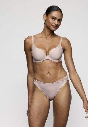 Lichtroze beha en bijpassend bikinibroekje, beide gemaakt van gladde stof. De beha heeft beugels en verstelbare bandjes, met een naadloos ontwerp.