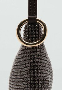 Pochette en perles brunes avec une surface texturée, ornée d'un accent en métal doré et d'une bandoulière en satin, en forme de goutte d'eau.