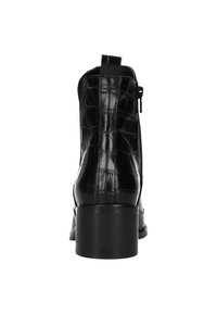 Schwarze Ankle Boots mit glänzendem Krokodil-Muster, rundem Zehenbereich und Blockabsatz. Sie verfügen über einen seitlichen Reißverschluss und eine Schlaufe an der Rückseite.