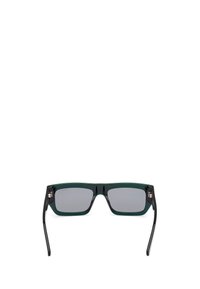 Rechteckige Sonnenbrille mit grünen Kunststoffrahmen und grauen Gläsern. Schwarze Akzente an den Bügeln mit einem silbernen Detail in der Nähe des Scharniers.